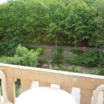 Amelie les bains location daviaud, photo du balcon du studio n°J4 avec place de parking. Cette location se trouve à 100 mètres des thermes.
