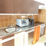 Amelie les bains location daviaud, photo de la cuisine du studio n°J4 avec balcon et place de parking. Cette location se trouve à 100 mètres des thermes.