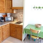 Amelie les bains location daviaud, photo de la cuisine du T1 n°6 avec loggia. Cette location se trouve à 100 mètres des thermes.