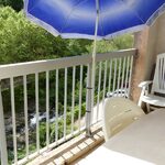 Amelie les bains location daviaud, photo de la loggia avec vue sur rivière du T1 n°6. Cette location se trouve à 100 mètres des thermes.