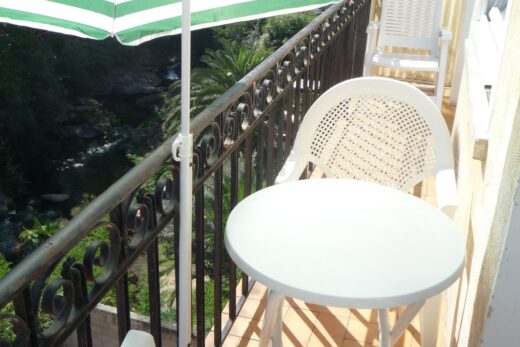 Amelie les bains location daviaud, photo du balcon avec vue sur rivière du T2 n°B7bis. Cette location se trouve à 100 mètres des thermes.