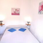 Amelie les bains location daviaud, photo de la chambre du T2 n°10. Cette location se trouve à 100 mètres de la cure.