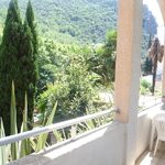 Amelie les bains location daviaud, photo de la loggia du T2 N° 10. Cette location se trouve à 100 mètres des thermes.photo de la loggia avec vue sur la nature du T2 n°10. Cette location se trouve à 100 mètres de la cure.