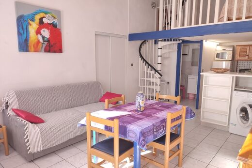 Amelie les bains location daviaud, photo du salon / séjour du T2 n°10. Cette location se trouve à 100 mètres de la cure.