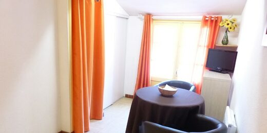 Amelie les bains location daviaud, photo du coin salon du T1 n°8. Cette location se trouve à 100 mètres des thermes.