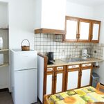 Amelie les bains location daviaud, photo de la cuisine du T1 n°B5 avec balconnet. Cette location se trouve à 100 mètres des thermes d’Amélie les Bains.