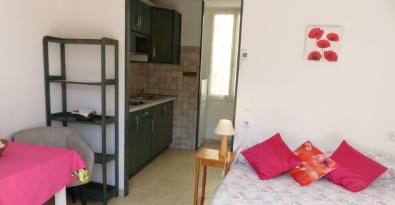 Amelie les bains location daviaud, photo du coin nuit du studio n°M3 avec balcon. Cette location se trouve à 100 mètres des thermes.