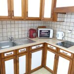 Amelie les bains location daviaud, photo de la cuisine du T1 n°3 avec loggia. Cette location se trouve à 100 mètres des thermes.