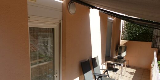 Amelie les bains location daviaud,photo de la terrasse avec vue sur la nature du studio n°B2. Cette location se trouve à 100 mètres des thermes.