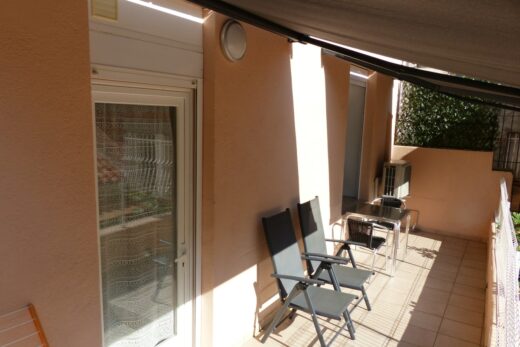 Amelie les bains location daviaud,photo de la terrasse avec vue sur la nature du studio n°B2. Cette location se trouve à 100 mètres des thermes.