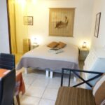 Amelie les bains location daviaud, pièce principale avec salle à manger et coin nuit du studio n°B2 avec terrasse. Cette location se trouve à 100 mètres des thermes.