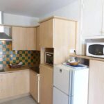 Amelie les bains location daviaud, photo de la cuisine du studio n°C8 avec balcon donnant sur la rue Castellane. Cette location se trouve à 100 mètres des thermes.