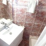 Amelie les bains location daviaud,photo des sanitaires du studio n°C8 avec balcon donnant sur la rue Castellane. Cette location se trouve à 100 mètres des thermes.