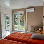 Vue de la chambre sur le jardin , location F2 n°210 loué par Résidence le Catalogne** à Amélie les bains