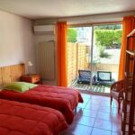 Chambre avec deux lits simples et accès au jardin privatif, location F2 n°312 loué par la Résidence le Catalogne** à Amélie les bains