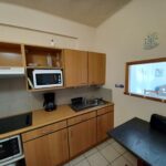 Cuisine équipée séparée du séjour avec passe plat, location F2 n°102 loué par la Résidence le Catalogne** à Amélie les bains