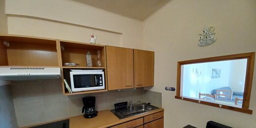 Cuisine équipée séparée du séjour avec passe plat, location F2 n°102 loué par la Résidence le Catalogne** à Amélie les bains