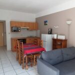 Cuisine équipée ouverte sur le séjour de la location F2 n°210 loué par Résidence le Catalogne** à Amélie les bains