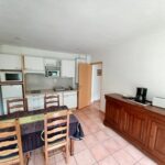 Cuisine équipée ouverte sur le séjour de la location F2 n°312 loué par la Résidence le Catalogne** à Amélie les bains