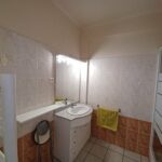 Salle d'eau avec douche de la location studio n°105 loué par la Résidence le Catalogne** à Amélie les bains