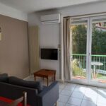 Séjour avec vue sur jardin de la location F2 n°210 loué par Résidence le Catalogne** à Amélie les bains