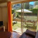 Vue du salon sur le jardin privatif de la location F2 n°312 loué par la Résidence le Catalogne** à Amélie les bains
