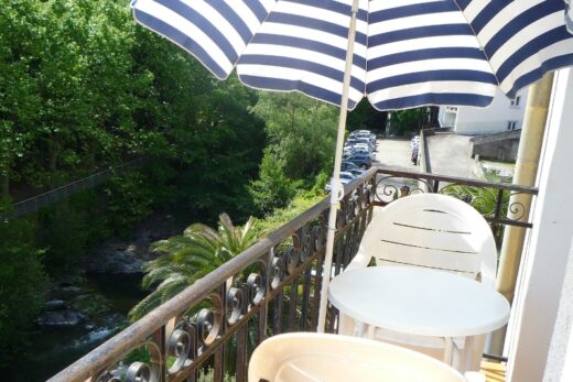 Amelie les bains location daviaud, photo du balcon avec vue sur rivière du T1 n°B7. Cette location se trouve à 100 mètres des thermes.
