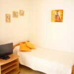 Amelie les bains location daviaud, photo du petit lit de la chambre du T1 n°B7 avec balcon. Cette location se trouve à 100 mètres des thermes.