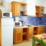 Amelie les bains location daviaud, photo de la cuisine du T1 n°B7 avec balcon. Cette location se trouve à 100 mètres des thermes.