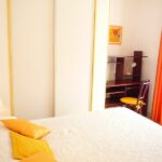 Amelie les bains location daviaud, photo du grand lit de la chambre du T1 n°B7 avec balcon. Cette location se trouve à 100 mètres des thermes.