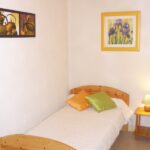 Amelie les bains location daviaud, petite chambre séparée du studio n°C2 avec grande cour. Cette location se trouve à 100 mètres des thermes.