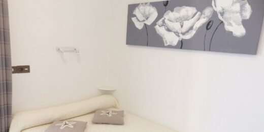 Amelie les bains location daviaud, photo du coin nuit du studio n°1bis. Cette location se trouve à 100 mètres des thermes.