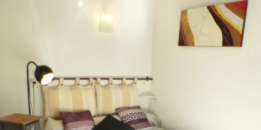 Amelie les bains location daviaud, photo du coin nuit du studio n°7bis. Cette location se trouve à 100 mètres des thermes.