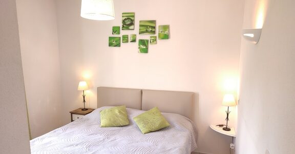 Amelie les bains location daviaud, photo de la chambre du T2 n°B6. Cette location se trouve à 100 mètres des thermes.