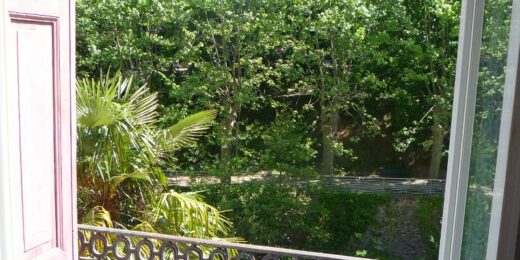 Amelie les bains location daviaud, photo du balconnet avec vue sur rivière du studio n°C3 avec WIFI gratuit. Cette location se trouve à 100 mètres des thermes.