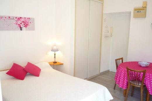 Amelie les bains location daviaud, photo du coin nuit du studio n°C3 avec WIFI gratuit. Cette location se trouve à 100 mètres des thermes.