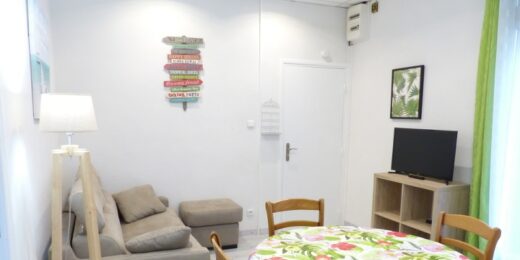 Amelie les bains location daviaud,photo du coin salon du T2 n°C7. Cette location se trouve à 100 mètres de la cure.