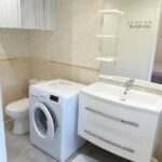 Amelie les bains location daviaud, photo de la salle de bain avec lave-linge du T2 n°C7. Cette location se trouve à 100 mètres de la cure.