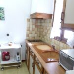 Amelie les bains location daviaud, photo de la cuisine du studio n°5bis. Cette location se trouve à 100 mètres des thermes.