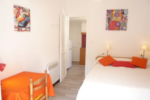 Amelie les bains location daviaud, photo du coin nuit du T1 n°7 avec loggia. Cette location se trouve à 100 mètres des thermes.