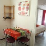 Amelie les bains location daviaud, photo de la cuisine et de la chambre du T1 n°7 avec loggia. Cette location se trouve à 100 mètres des thermes.