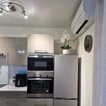 T2 renove, cuisine sur equipee dans une location a Amelie-les-Bains, loue par Sylvie Humphreys-Vaudore