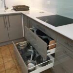 Beaucoup de rangement et d equipement cuisine. Sol nouvellement renove: carrelage imitation parquet dans tout l appartement dans une location a Amelie-les-Bains, loue par Sylvie Humphreys-Vaudore