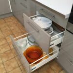 Beaucoup de rangement et d equipement cuisine. Sol nouvellement renove: carrelage imitation parquet dans tout l appartement dans une location a Amelie-les-Bains, loue par Sylvie Humphreys-Vaudore