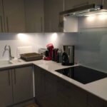 T2 renove, cuisine sur equipee dans une location a Amelie-les-Bains, loue par Sylvie Humphreys-Vaudore