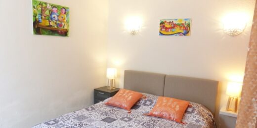 Amelie les bains location daviaud, photo d’une des deux chambres du T3 n°C1. Cette location se trouve à 100 mètres des thermes.