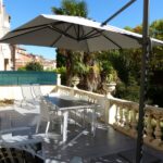 Amelie les bains location daviaud, photo de la terrasse avec vue sur la rivière du T3 n°C1. Cette location se trouve à 100 mètres des thermes.