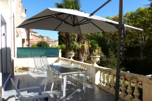 Amelie les bains location daviaud, photo de la terrasse avec vue sur la rivière du T3 n°C1. Cette location se trouve à 100 mètres des thermes.