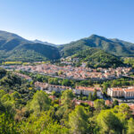 Vue panoramique de la ville d'Amélie les bains où se trouve la Résidence le Catalogne**