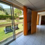 Vue de la chambre vers le jardin privatif de la location F2 n°314 loué par la Résidence le Catalogne** à Amélie les bains